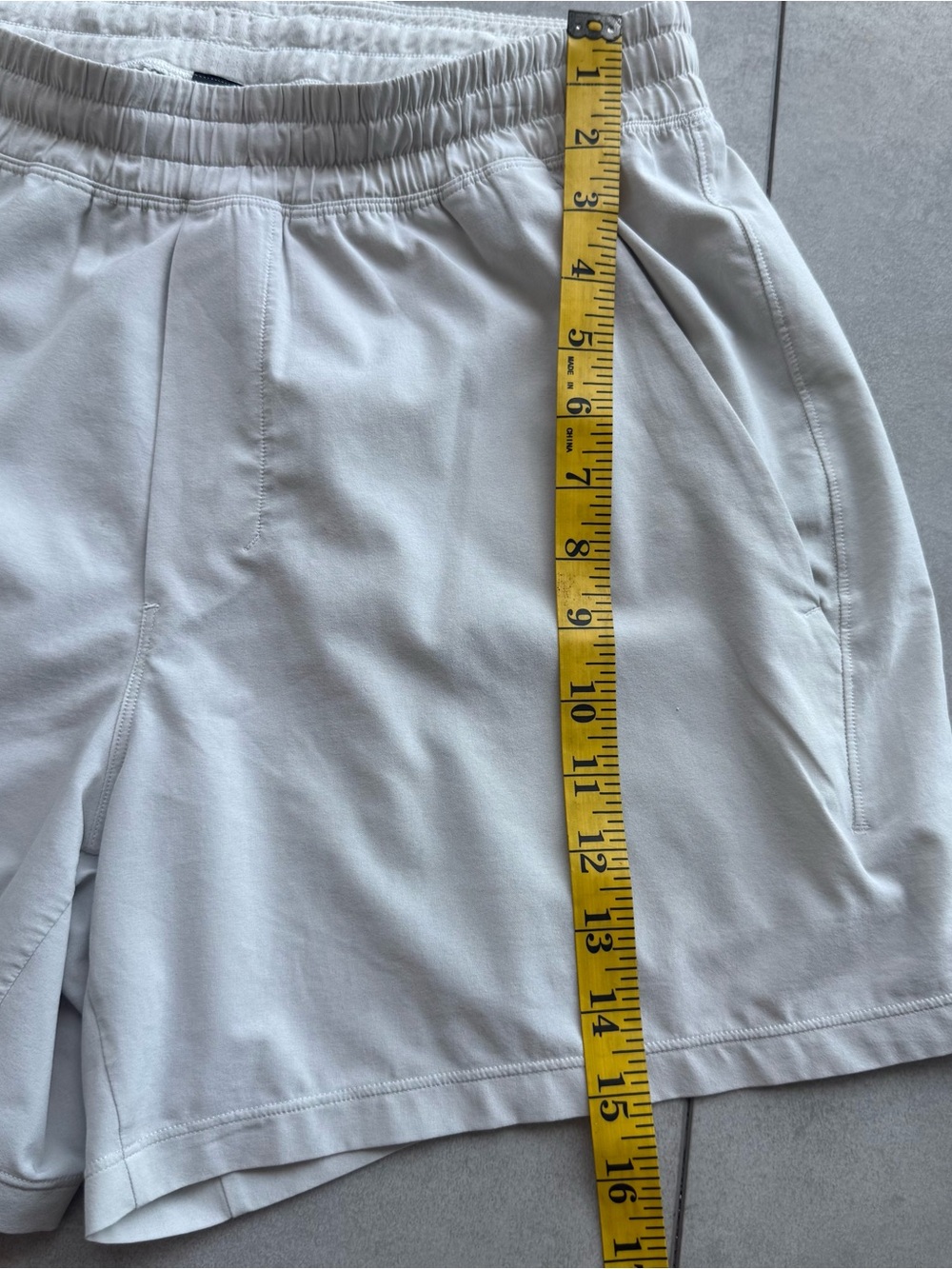 Lululemon men’s shorts medium light beige elastic waist zipper logo pull on - Picture 3 of 8